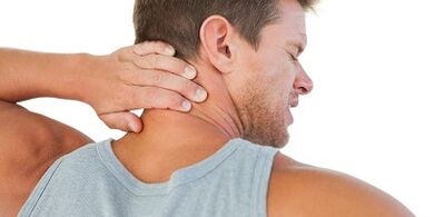 der Nacken schmerzt bei zervikaler Osteochondrose