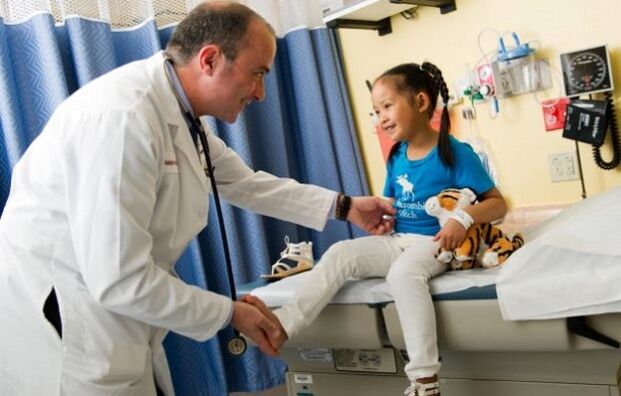 ein Arzt besucht ein Kind mit Arthrose der Hüfte