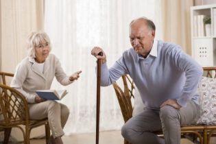 Bei älteren Menschen besteht das Risiko einer Gelenkerkrankung